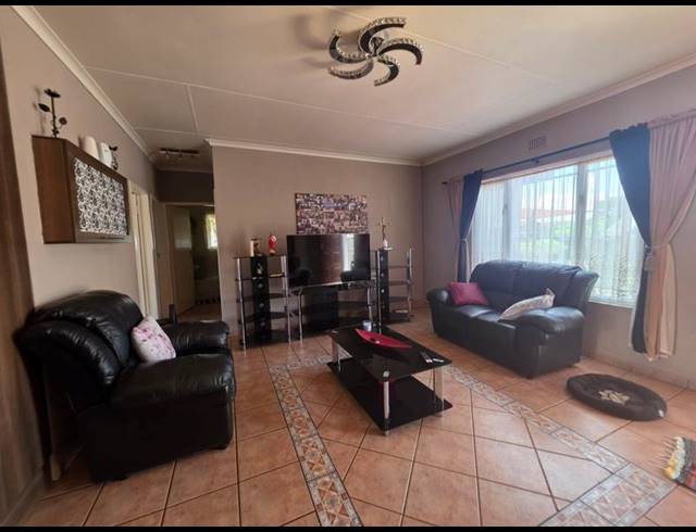 3 BEDROOM TOWNHOUSE FOR SALE IN EIKE PARK